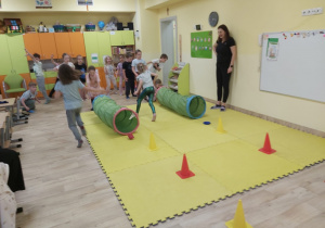 dzieci przechodzą przez tunele