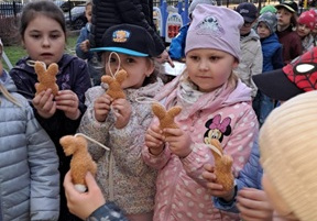 dzieci z grupy Chabry odnalazły skrzynię w której znajdowały się małe króliczki i pozują z nimi do zdjęcia