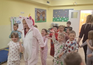 dzieci z grupy Chabry tańczą podczas dyskoteki piżamowej