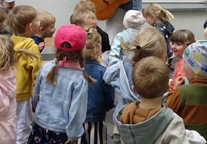 Grupa dzieci słucha muzyki
