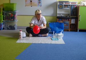 Pani trzyma w ręku czerwony balon