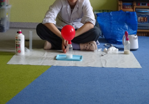 Balon napełnia się gazami