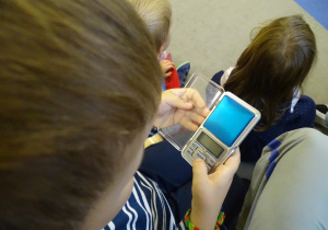 Chłopiec ogląda wagę elektroniczną