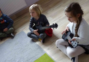 Dzieci graja na ukulele