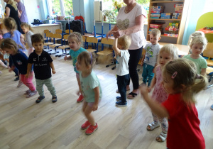 dzieci z najmłodszej grupy tańczą