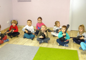 Dzieci z grupy Bratki grają na ukulele