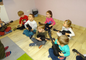 dzieci graja na ukulele