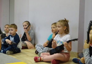 dzieci grają i śpiewaja