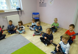 dzieci graja na ukulele