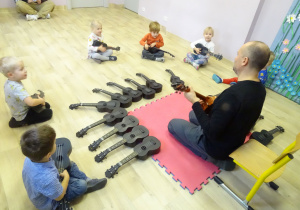 Stokrotki uczą się grać na ukulele.
