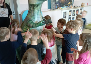Odwiedziny dinozaura w grupie Maki.