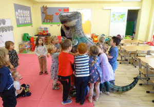 Odwiedziny dinozaura w grupie Rumianki.