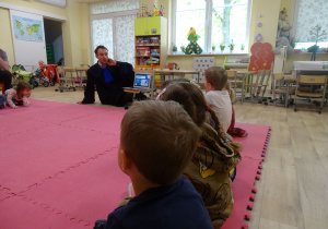 Dzieci słuchają prezentacji.