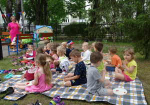 Grupa Stokrotki na pikniku śniadaniowym.